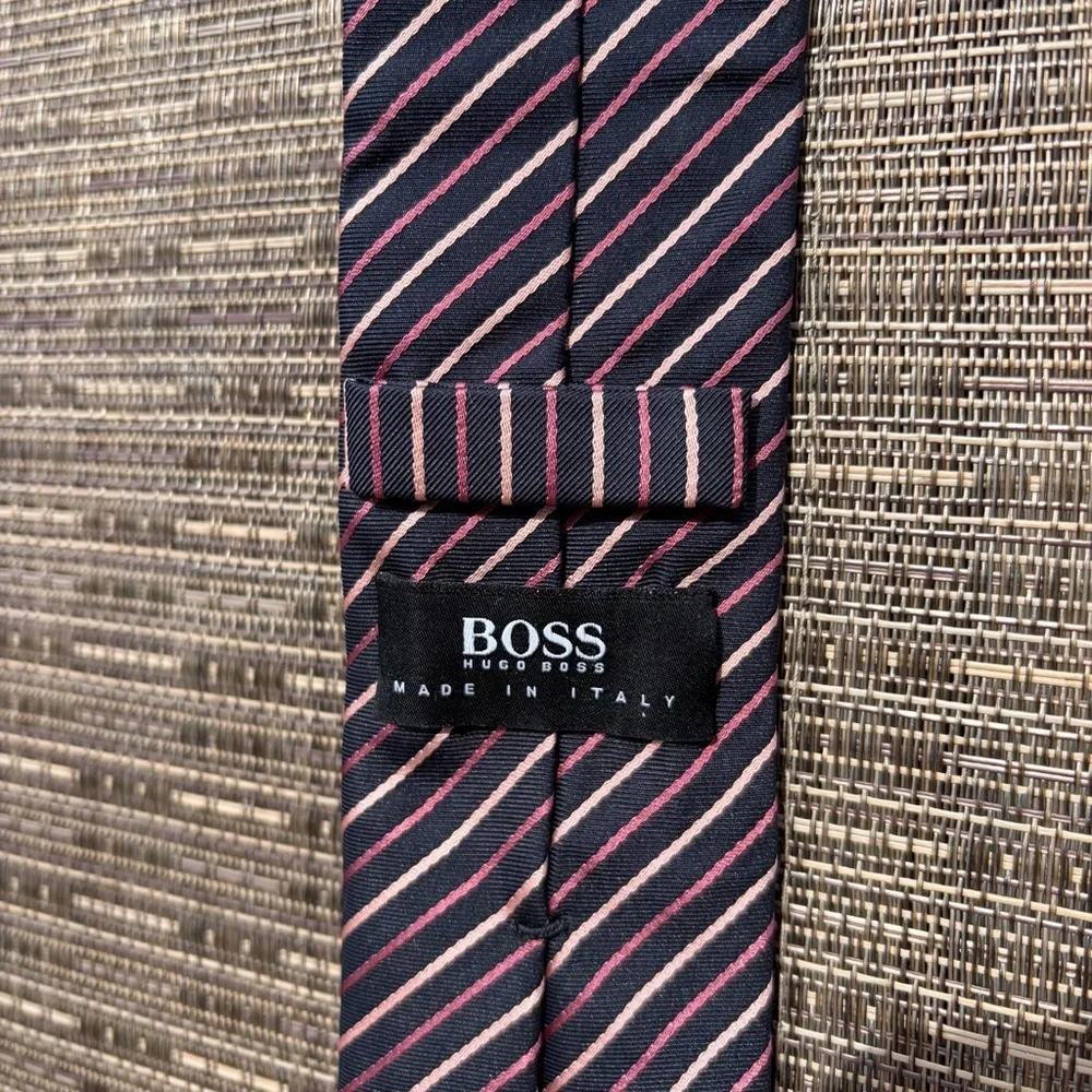 Boss Hugo Boss silk Navy Tie with Pink and White Diagonal Stripes Italy